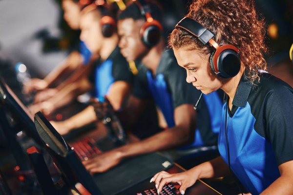 L'essor des tournois e-sport féminins : une plateforme globale pour les compétitrices de jeux vidéo