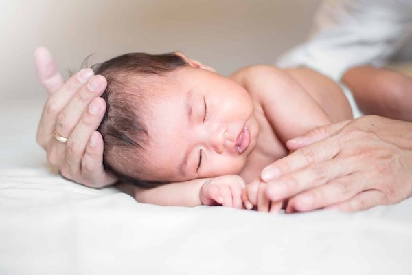 Sommeil du Nouveau-Né : Astuces pour Apaiser et Endormir Bébé