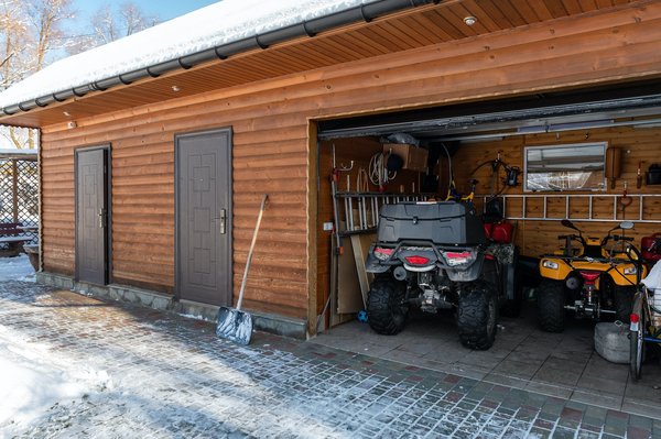 Garages en bois : esthétique rustique et fonctionnalité moderne